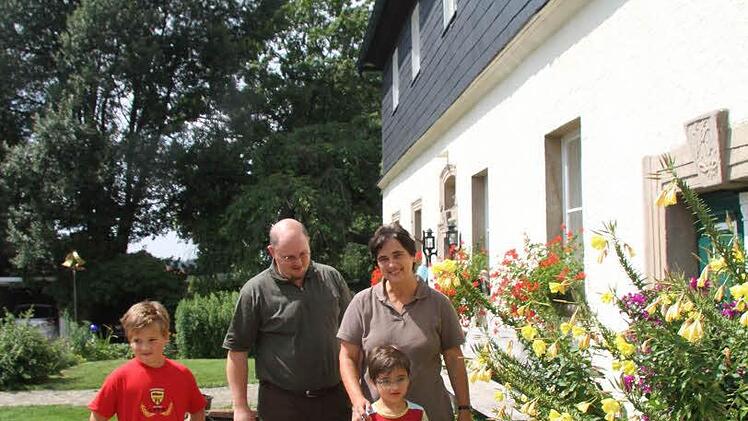 Die ganze Familie baut auf Tradition und hilft bei der heimischen Landwirtschaft mit: Hans Pezold mit Sohn Johann, Ehefrau Anja und Sohn Josef vor dem heimischen Hof.