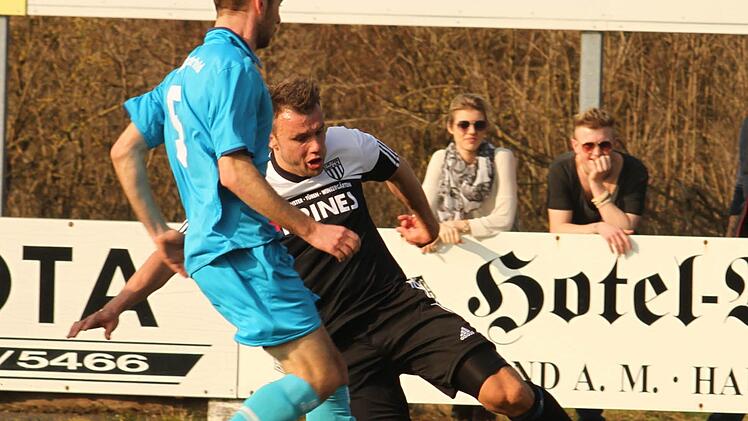 Der Neu-Sander Thorsten Schlereth (rechts) zeigte tolle Aktionen und kann sich auch hier gegen den Kleinrinderfelder Timo RapplDurchsetzen. Foto: Günther Geiling