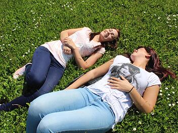 Sophie und Lisa genießen die Sonne im Engelgarten in Höchstadt. Fotos: Sabine Herteux