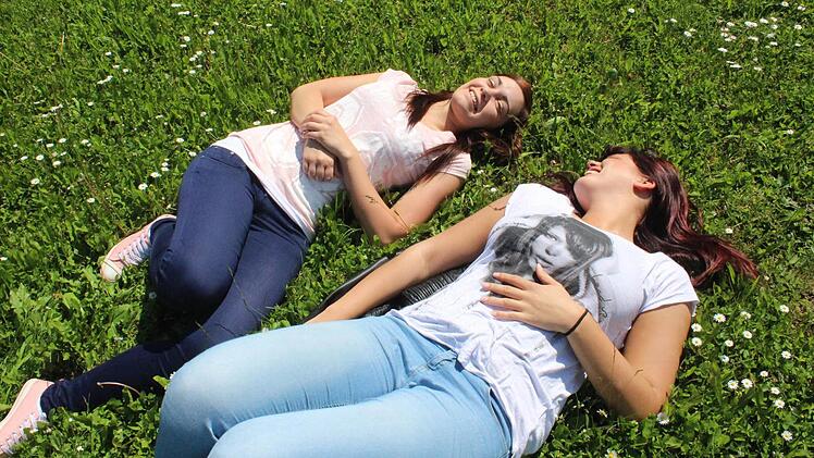 Sophie und Lisa genießen die Sonne im Engelgarten in Höchstadt. Fotos: Sabine Herteux
