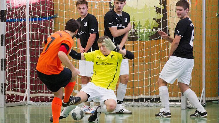 Im entscheidenden Spiel um Platz 2 in der Gruppe B unterlag der TSF Theisenort mit Torwart Thomas Franz (Mitte) gegen den ASV Kleintettau mit 1:4 und verpasste somit das Halbfinale.  Foto: Weiß