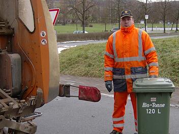 Die fleißigen Mitarbeiter der Müllabfuhr, wie hier Markus Zametzer, sind bei Wind und Wetter unterwegs, um den Biomüll einzusammeln.