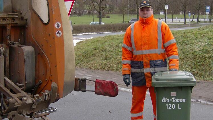 Die fleißigen Mitarbeiter der Müllabfuhr, wie hier Markus Zametzer, sind bei Wind und Wetter unterwegs, um den Biomüll einzusammeln.