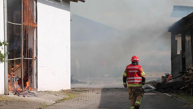 Einsatzkräfte beim Großbrand des Bauernhofs in Trübenbach. Foto: Herbert Fischer