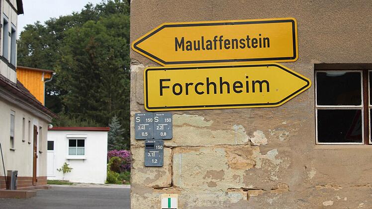 Auch Spaß muss sein: Für den Post im September 2015 mit dem Wegweiser in Ebersbach nach Maulaffenstein statt Marloffstein interessierten sich fast 30.000 Nutzer, 463 drückten Like. Foto: Fränkischer Tag Forchheim