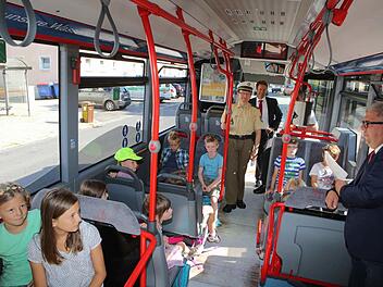 Erstklässler der Kunigundenschule erkunden den Stadtbus. Fotos: RiegerPress