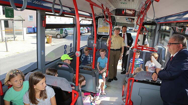 Erstklässler der Kunigundenschule erkunden den Stadtbus. Fotos: RiegerPress