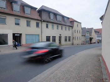 Der geplante Rathausumbau erfüllt mit städtebaulichem Mehraufwand das Bauen im Bestand. Die Optik des Gebäudeensembles inklusive Mansarddächer bleibt erhalten. Foto: Gerd Schaart