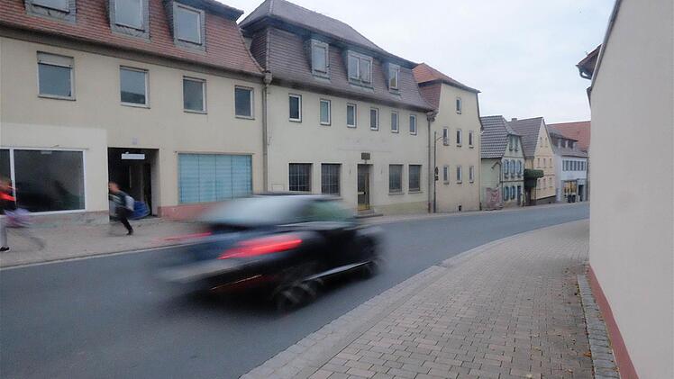 Der geplante Rathausumbau erfüllt mit städtebaulichem Mehraufwand das Bauen im Bestand. Die Optik des Gebäudeensembles inklusive Mansarddächer bleibt erhalten. Foto: Gerd Schaart