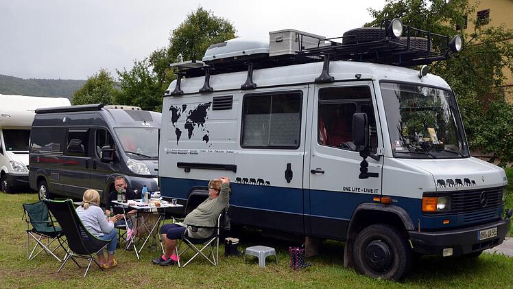 Abenteurer und Weltenbummler haben sich beim Globetrotter-Treffen vom feuchten Wetter nicht die Stimmung vermiesen lassen. Ein Ländersammler liest aus seinem neuen Buch. Foto: Peter Rauch