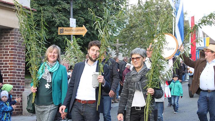 Vertreter des Stadtmarketingvereins und der Aktionsgemeinschaft "Treffpunkt"; in der Mitte Citymanager Steffen Hofmann, rechts Manfred Rauh vom Verein ZEF (Zentrum Europäischer Flechtkultur), die wesentlichen Anteil  an der Organisation des Korbmarktes haben.Popp