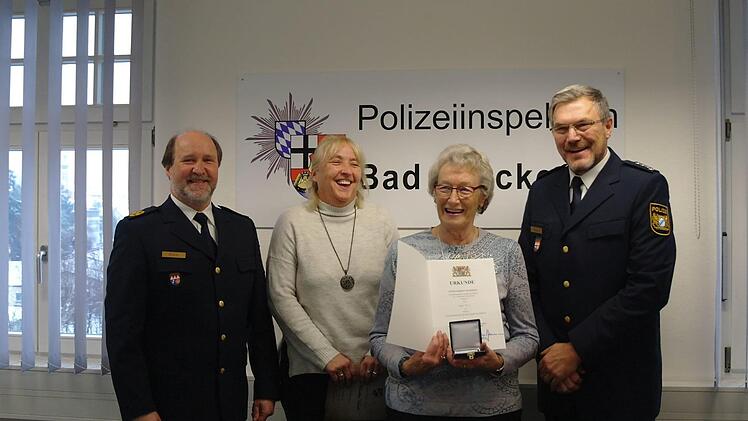 Blanka Wastl (2. von rechts) erhielt eine Urkunde und die Medaille für Verdienste um die innere Sicherheit. Polizeivizepräsident Adolf Blöchl (links) hatte sie im Namen des Bayerischen Innenministers Joachim Herrmann überreicht. Brückenaus Erster Polizeihauptkommissar Herbert Markert (rechts) hatte die Speicherzerin für ihr aufmerksames Verhalten vorgeschlagen.  Zweite Bürgermeisterin Ute Becker gratulierte. Stephanie Elm