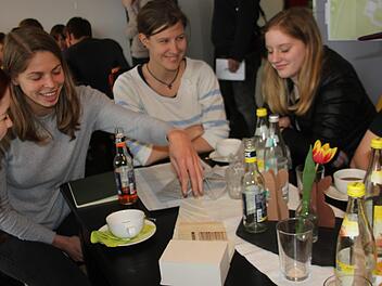 Hannah Idstein  stellte einigen jungen Menschen aus Teuschnitz ihre Idee bezüglich der Architektur für den Jugendtreff vor.Veronika Schadeck