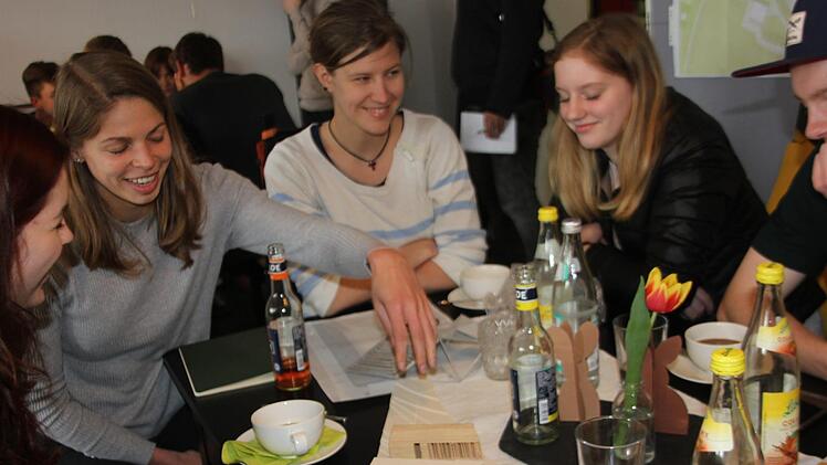 Hannah Idstein  stellte einigen jungen Menschen aus Teuschnitz ihre Idee bezüglich der Architektur für den Jugendtreff vor.Veronika Schadeck