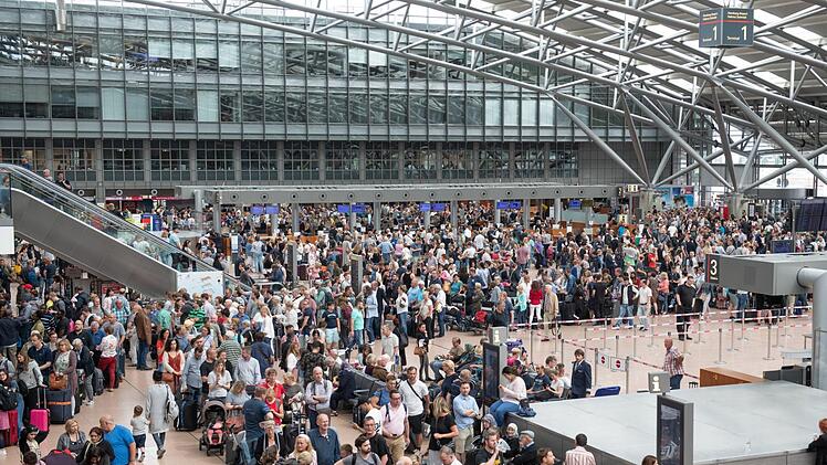 Am Flughafen Hamburg ging nichts mehr. Foto: Daniel Reinhardt/dpa