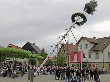 Mit purer Muskelkraft stellten die Aktiven der Sander Fußballer den Kirchweihbaum auf. Foto: Christian Licha