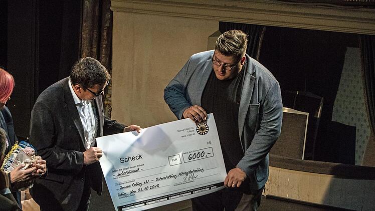 Für die Mittagsbetreuung von Schulkindern im Kinder- und Jugendzentrum "Domino" überreichte der Verein der Freunde von Round Table Coburg am Ende des Abends einen symbolischen Scheck in Höhe 6000 Euro an Thomas Apfel in seiner Eigenschaft als Kinderbeauftragter der Stadt Coburg. Foto: Jochen Berger