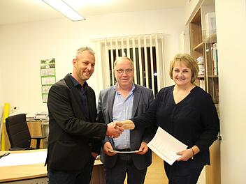 Faire Geste nach knappem Ergebnis: Nina Liebermann (rechts) und Dirk Ruppenstein (SPD) schütteln sich die Hände. Wahlleiter Werner Thomas (Mitte) wird am 29. März die Ergebnisse der Stichwahl zwischen beiden Bürgermeisterkandidaten bekannt geben.  Foto: Sven Dörr