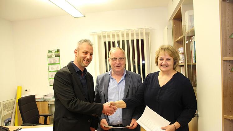 Faire Geste nach knappem Ergebnis: Nina Liebermann (rechts) und Dirk Ruppenstein (SPD) schütteln sich die Hände. Wahlleiter Werner Thomas (Mitte) wird am 29. März die Ergebnisse der Stichwahl zwischen beiden Bürgermeisterkandidaten bekannt geben.  Foto: Sven Dörr