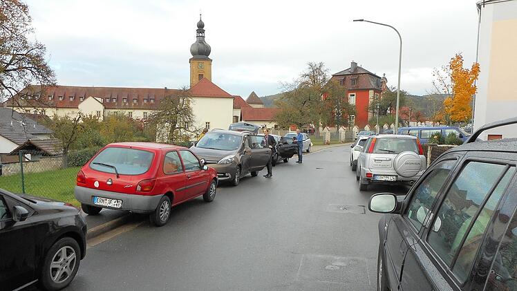 Auf beiden Straßenseiten, in beide Richtungen. Manche Straße gleicht einem unkoordinierten Parkplatz.  Fotos: privat
