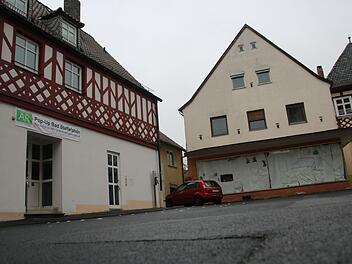 Schon im nächsten Jahr soll der Umbau des ehemaligen Kaufhauses (rechts) am Marktplatz zu einem Café beginnen. Die frühere Hypo-Filiale, die inzwischen der Stadt gehört, wurde heuer mehrmals für Pop-up-Stores genutzt. Foto: Matthias Einwag