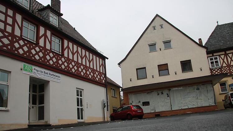 Schon im nächsten Jahr soll der Umbau des ehemaligen Kaufhauses (rechts) am Marktplatz zu einem Café beginnen. Die frühere Hypo-Filiale, die inzwischen der Stadt gehört, wurde heuer mehrmals für Pop-up-Stores genutzt. Foto: Matthias Einwag