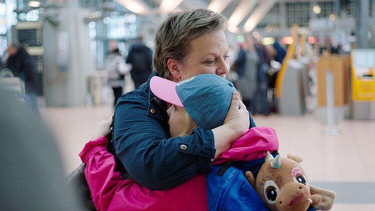 Frau Bafan&eacute; (Gabriela Maria Schmeide, links) verabschiedet Benni (Helena Zengel), die als letzte Ma&szlig;nahme in ein Jugendhilfeprojekt nach Kenia verschickt werden soll.