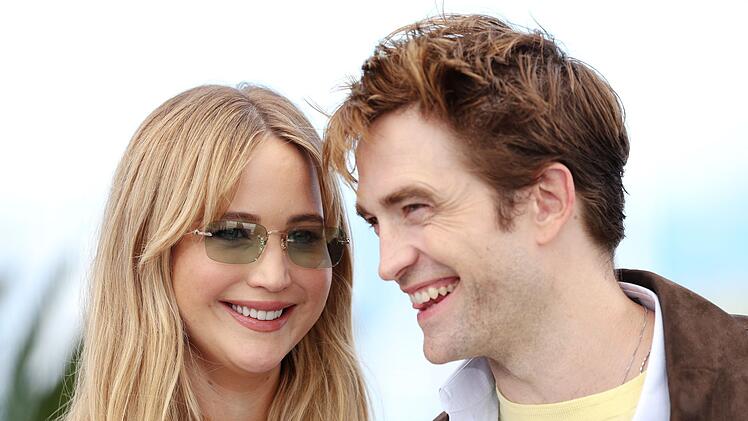 Jennifer Lawrence und Robert Pattinson verstehen sich bestens. Da macht es auch nichts, wenn die eine dem anderen mal eine Portion Müll serviert.