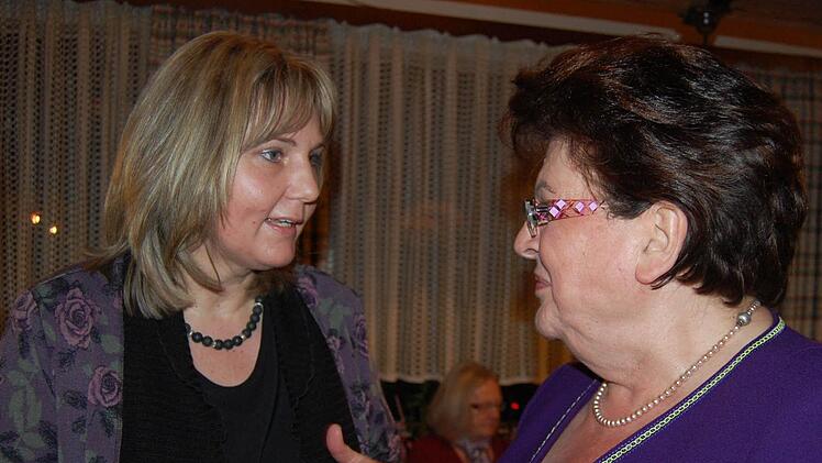 Coburgs CSU-Chefin Birgit Weber im Gespräch mit Barbara Stamm.