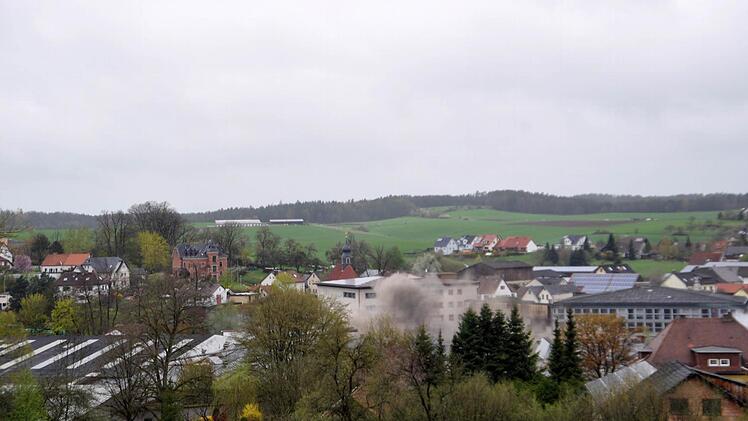 Am Ende der Sprengung blieb nur noch Staub vom Schornstein übrig. Foto: Marco Pecht