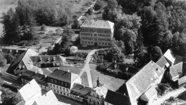 Das Schloss ist das dominierende Gebäude in Gleisenau. Heute ist darin die Grundschule untergebracht. In weiteren Gebäuden auf dem Gelände befindet sich die Verwaltungsgemeinschaft Ebelsbach.  Fotos: may