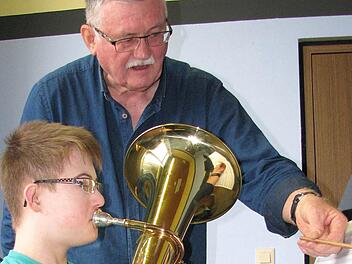 Wenn Robert Schuler im Förderzentrum der Lebenshilfe Haßberge Musikunterricht erteilt, ist nicht nur Lukas aus Sand begeistert. Für den 64-jährigen Rentner aus Gädheim bereitet die Arbeit mit den behinderten Jugendlichen Spaß. Sie würde ihm "etwas geben, was ihnen eine große Freude bereitet und sie mir dies mit Gestik und Dankbarkeit wieder zurückgeben." Foto: Ralf Naumann