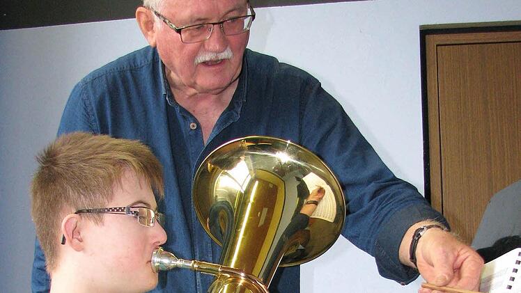 Wenn Robert Schuler im Förderzentrum der Lebenshilfe Haßberge Musikunterricht erteilt, ist nicht nur Lukas aus Sand begeistert. Für den 64-jährigen Rentner aus Gädheim bereitet die Arbeit mit den behinderten Jugendlichen Spaß. Sie würde ihm "etwas geben, was ihnen eine große Freude bereitet und sie mir dies mit Gestik und Dankbarkeit wieder zurückgeben." Foto: Ralf Naumann