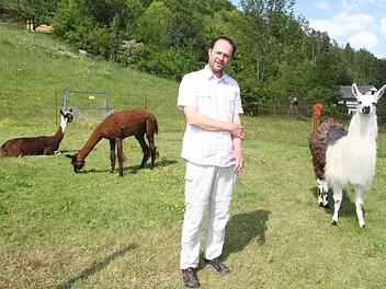 Samuel Müller ist fasziniert von den Lamas. "Lamas sind die Delfine der Weide", schwärmt er und erhofft sich gute Erfolge bei den Freizeiten mit ADHS-Kindern Foto: Sonja Adam