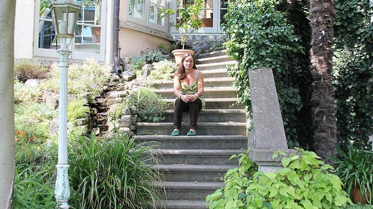 Der Lieblingsplatz von Marina Wüst; von hier aus überblickt sie den Garten. Foto: Michael Schulbert