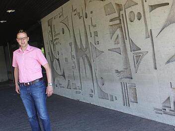 Das Kunstwerk an der Außenwand der Grundschule ist noch da - die Kinder aber sind fort: Wonsees' Bürgermeister Andreas Pöhner, seit knapp 100 Tagen im Amt, und ein Arbeitskreis ermitteln derzeit, welche Optionen die Gemeinde für die sanierungsbedürftige Immobilie hat. Foto: Jochen Nützel