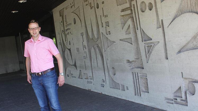 Das Kunstwerk an der Außenwand der Grundschule ist noch da - die Kinder aber sind fort: Wonsees' Bürgermeister Andreas Pöhner, seit knapp 100 Tagen im Amt, und ein Arbeitskreis ermitteln derzeit, welche Optionen die Gemeinde für die sanierungsbedürftige Immobilie hat. Foto: Jochen Nützel