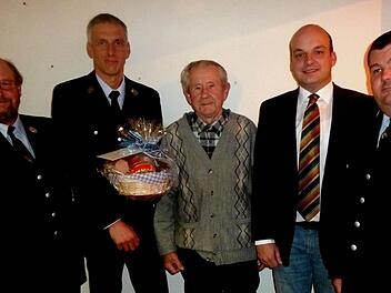 Ehrung bei der Feuerwehr Wermerichshausen. Unser Bild zeigt von links Kommandant Werner Weber, Vorsitzender Michael Weigand, Gabriel Schlembach (70 Jahre Vereinsmitglied), 2. Bürgermeister Michael Kastl und 2. Kommandant Mario Schott. Foto: Gabriele Seifried