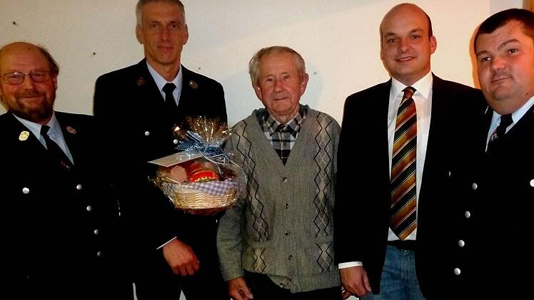 Ehrung bei der Feuerwehr Wermerichshausen. Unser Bild zeigt von links Kommandant Werner Weber, Vorsitzender Michael Weigand, Gabriel Schlembach (70 Jahre Vereinsmitglied), 2. Bürgermeister Michael Kastl und 2. Kommandant Mario Schott. Foto: Gabriele Seifried