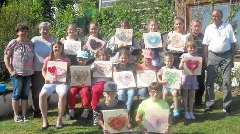 Die Kinder mit ihren selbst gestalteten Fadenbildern Foto: privat