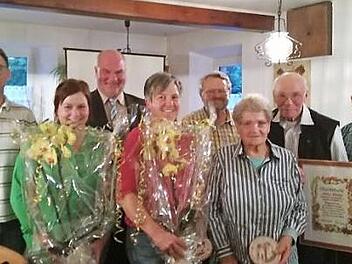 Die Gewinner der Einzelhausprämierung 2018 (von links): Familie Spörrer, Bürgermeister Ralf Holzmann, Christine David, Kreisfachberater Friedhelm Haun, Luise Regel, Ehrenmitglied Arthur Blüchel und Vorsitzender Hermann Dippold  Foto: privat