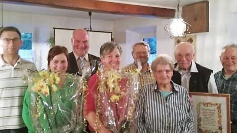 Die Gewinner der Einzelhausprämierung 2018 (von links): Familie Spörrer, Bürgermeister Ralf Holzmann, Christine David, Kreisfachberater Friedhelm Haun, Luise Regel, Ehrenmitglied Arthur Blüchel und Vorsitzender Hermann Dippold  Foto: privat