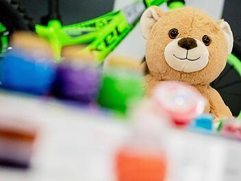 Ein junger Ladendieb wurde in Neustadt an der Aisch erwischt:  Da ihm das Geld für Spielzeug fehlte, steckte der Junge es einfach ein. Symbolbild: Christoph Soeder/dpa