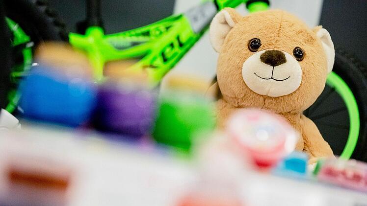 Ein junger Ladendieb wurde in Neustadt an der Aisch erwischt:  Da ihm das Geld für Spielzeug fehlte, steckte der Junge es einfach ein. Symbolbild: Christoph Soeder/dpa