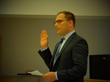 Allen voran schwor der neue Bürgermeister Florian Atzmüller seinen Amtseid. Foto: Gerd Schaar
