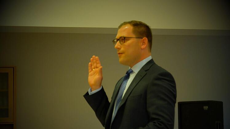 Allen voran schwor der neue Bürgermeister Florian Atzmüller seinen Amtseid. Foto: Gerd Schaar