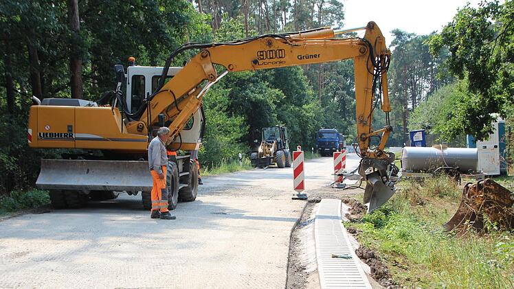 Neben der abgefrästen Fahrbahn wird das stabile Bankett angelegt.  Foto: Andreas Dorsch
