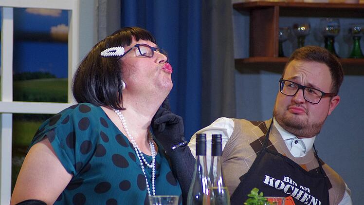 Die humorvolle Verwechslungskomödie "Charleys Tante" hat die Theatergruppe Katzenbach in die World-Wide-Web-Zeit übertragen. Sie hat  eine moderne Slapstick-Komödie insze