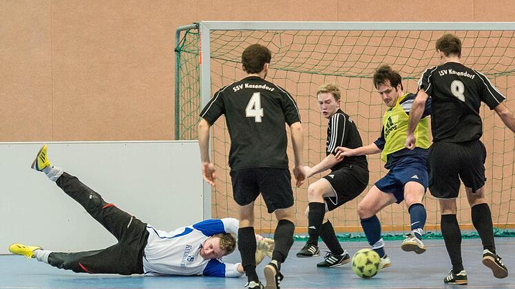 Der Kasendorfer Torwart Bernd Putschky pariert einen Ball. Foto: Alexander Muck und Klaus-Peter Wulf