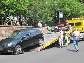 13 Fahrzeuge wurden am Sonntag abgeschleppt, weil sie trotz Halteverbots im Bereich des Festzugs parkten. Foto: Eberth